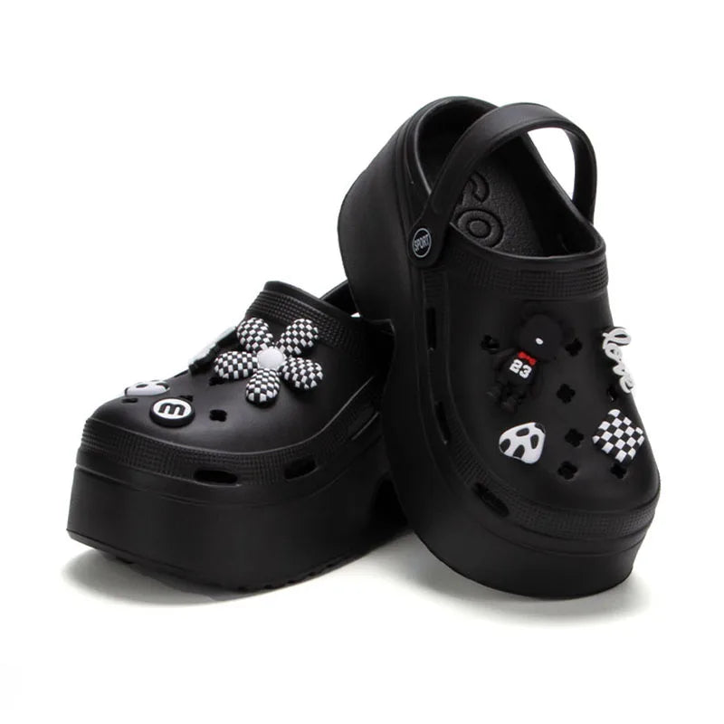 Buty platformowe clogs z dekoracyjnymi przypinkami